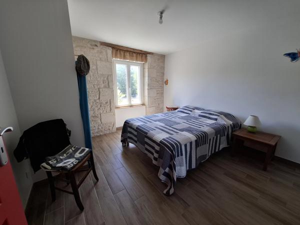 Maison familiale impeccable de 4 à 5 chambres, idéalement située à quelques minutes à pied de toutes les commodités.