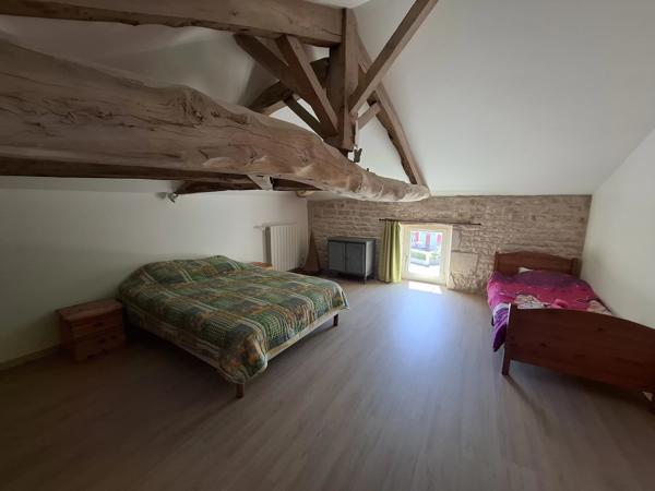 Maison familiale impeccable de 4 à 5 chambres, idéalement située à quelques minutes à pied de toutes les commodités.