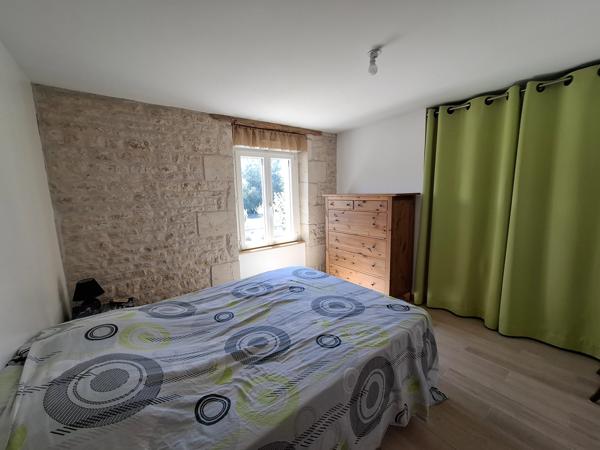 Maison familiale impeccable de 4 à 5 chambres, idéalement située à quelques minutes à pied de toutes les commodités.