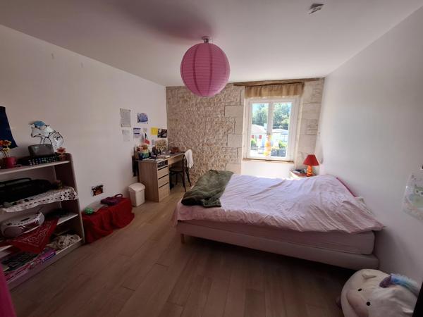 Maison familiale impeccable de 4 à 5 chambres, idéalement située à quelques minutes à pied de toutes les commodités.