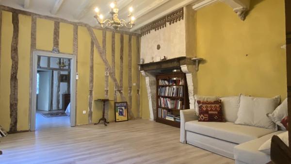 Une exceptionnelle maison de ville du XVIᵉ siècle au passé rare
