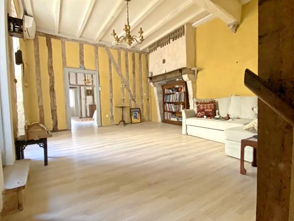 Une exceptionnelle maison de ville du XVIᵉ siècle au passé rare