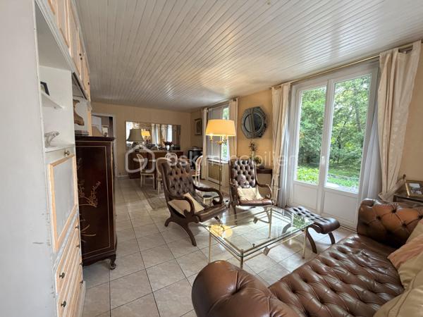 Projet immobilier à très beau potentiel pour cette maison à rénover avec possibilité d’extensions !
Située dans le quartier recherché des Metz à Jouy-en-Josas, dans un environnement calme et verdoyant, cette maison bénéficie d'une belle situation et d'un cadre de vie privilégié, à proximité des commodités.
La maison individuelle d’environ 120m² de surface utile est édifiée sur un terrain global et clos de plus de 1700m² offre un énorme potentiel d’aménagement aux gouts et aux besoins de ses futurs propriétaires.
Au rez-de-chaussée, vous découvrirez une entrée desservant la cuisine et un séjour lumineux ouvrant sur une agréable terrasse exposée Est et donnant sur le terrain arboré en arrière de la maison, idéale pour profiter des beaux jours. Ce niveau comprend également une chambre, un bureau donnant accès à l’étage, une salle de bain et douche, des toilettes indépendantes.
A l’étage, un palier pouvant faire office de bureau dessert un dressing, une salle d’eau ainsi que des toilettes indépendantes, puis en enfilade, deux très belles chambres. 
La maison dispose d’un sous-sol/cave complet avec un accès extérieur.
Un grand garage (plus de 23m²) indépendant et extensible par l’arrière, dispose d’un accès permettant de stationner, en extérieur, 2 voitures minimum sur la propriété.
L’ensemble de ce bien dispose d'un emplacement particulièrement recherché pour les familles. Les établissements réputés de Versailles, le lycée franco-allemand de Buc ainsi que le campus HEC sont facilement accessibles en bus. La proximité de Vélizy est un véritable plus. Enfin, les axes routiers majeurs : Accès rapide à l'A86 Duplex à 3 minutes et la N118, située à moins de 5 minutes, offrent un accès rapide vers Paris et les principaux pôles économiques de la région.
Ce bien est RARE car disposant d’un important potentiel du fait de son grand terrain dont une partie est forestière. Idéal pour le calme, la verdure et la fraicheur en été. 
VISITE VIRTUELLE disponible sur demande, n’hésitez pas à me contacter pour faire le point sur votre projet immobilier.