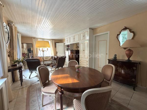 Projet immobilier à très beau potentiel pour cette maison à rénover avec possibilité d’extensions !
Située dans le quartier recherché des Metz à Jouy-en-Josas, dans un environnement calme et verdoyant, cette maison bénéficie d'une belle situation et d'un cadre de vie privilégié, à proximité des commodités.
La maison individuelle d’environ 120m² de surface utile est édifiée sur un terrain global et clos de plus de 1700m² offre un énorme potentiel d’aménagement aux gouts et aux besoins de ses futurs propriétaires.
Au rez-de-chaussée, vous découvrirez une entrée desservant la cuisine et un séjour lumineux ouvrant sur une agréable terrasse exposée Est et donnant sur le terrain arboré en arrière de la maison, idéale pour profiter des beaux jours. Ce niveau comprend également une chambre, un bureau donnant accès à l’étage, une salle de bain et douche, des toilettes indépendantes.
A l’étage, un palier pouvant faire office de bureau dessert un dressing, une salle d’eau ainsi que des toilettes indépendantes, puis en enfilade, deux très belles chambres. 
La maison dispose d’un sous-sol/cave complet avec un accès extérieur.
Un grand garage (plus de 23m²) indépendant et extensible par l’arrière, dispose d’un accès permettant de stationner, en extérieur, 2 voitures minimum sur la propriété.
L’ensemble de ce bien dispose d'un emplacement particulièrement recherché pour les familles. Les établissements réputés de Versailles, le lycée franco-allemand de Buc ainsi que le campus HEC sont facilement accessibles en bus. La proximité de Vélizy est un véritable plus. Enfin, les axes routiers majeurs : Accès rapide à l'A86 Duplex à 3 minutes et la N118, située à moins de 5 minutes, offrent un accès rapide vers Paris et les principaux pôles économiques de la région.
Ce bien est RARE car disposant d’un important potentiel du fait de son grand terrain dont une partie est forestière. Idéal pour le calme, la verdure et la fraicheur en été. 
VISITE VIRTUELLE disponible sur demande, n’hésitez pas à me contacter pour faire le point sur votre projet immobilier.