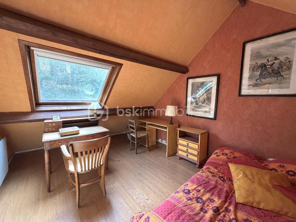 Projet immobilier à très beau potentiel pour cette maison à rénover avec possibilité d’extensions !
Située dans le quartier recherché des Metz à Jouy-en-Josas, dans un environnement calme et verdoyant, cette maison bénéficie d'une belle situation et d'un cadre de vie privilégié, à proximité des commodités.
La maison individuelle d’environ 120m² de surface utile est édifiée sur un terrain global et clos de plus de 1700m² offre un énorme potentiel d’aménagement aux gouts et aux besoins de ses futurs propriétaires.
Au rez-de-chaussée, vous découvrirez une entrée desservant la cuisine et un séjour lumineux ouvrant sur une agréable terrasse exposée Est et donnant sur le terrain arboré en arrière de la maison, idéale pour profiter des beaux jours. Ce niveau comprend également une chambre, un bureau donnant accès à l’étage, une salle de bain et douche, des toilettes indépendantes.
A l’étage, un palier pouvant faire office de bureau dessert un dressing, une salle d’eau ainsi que des toilettes indépendantes, puis en enfilade, deux très belles chambres. 
La maison dispose d’un sous-sol/cave complet avec un accès extérieur.
Un grand garage (plus de 23m²) indépendant et extensible par l’arrière, dispose d’un accès permettant de stationner, en extérieur, 2 voitures minimum sur la propriété.
L’ensemble de ce bien dispose d'un emplacement particulièrement recherché pour les familles. Les établissements réputés de Versailles, le lycée franco-allemand de Buc ainsi que le campus HEC sont facilement accessibles en bus. La proximité de Vélizy est un véritable plus. Enfin, les axes routiers majeurs : Accès rapide à l'A86 Duplex à 3 minutes et la N118, située à moins de 5 minutes, offrent un accès rapide vers Paris et les principaux pôles économiques de la région.
Ce bien est RARE car disposant d’un important potentiel du fait de son grand terrain dont une partie est forestière. Idéal pour le calme, la verdure et la fraicheur en été. 
VISITE VIRTUELLE disponible sur demande, n’hésitez pas à me contacter pour faire le point sur votre projet immobilier.