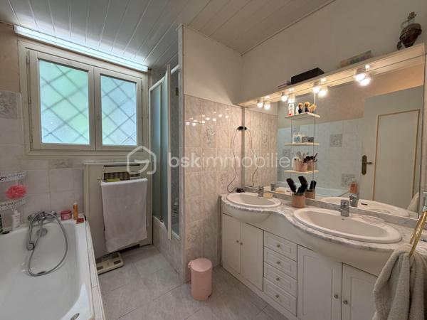 Projet immobilier à très beau potentiel pour cette maison à rénover avec possibilité d’extensions !
Située dans le quartier recherché des Metz à Jouy-en-Josas, dans un environnement calme et verdoyant, cette maison bénéficie d'une belle situation et d'un cadre de vie privilégié, à proximité des commodités.
La maison individuelle d’environ 120m² de surface utile est édifiée sur un terrain global et clos de plus de 1700m² offre un énorme potentiel d’aménagement aux gouts et aux besoins de ses futurs propriétaires.
Au rez-de-chaussée, vous découvrirez une entrée desservant la cuisine et un séjour lumineux ouvrant sur une agréable terrasse exposée Est et donnant sur le terrain arboré en arrière de la maison, idéale pour profiter des beaux jours. Ce niveau comprend également une chambre, un bureau donnant accès à l’étage, une salle de bain et douche, des toilettes indépendantes.
A l’étage, un palier pouvant faire office de bureau dessert un dressing, une salle d’eau ainsi que des toilettes indépendantes, puis en enfilade, deux très belles chambres. 
La maison dispose d’un sous-sol/cave complet avec un accès extérieur.
Un grand garage (plus de 23m²) indépendant et extensible par l’arrière, dispose d’un accès permettant de stationner, en extérieur, 2 voitures minimum sur la propriété.
L’ensemble de ce bien dispose d'un emplacement particulièrement recherché pour les familles. Les établissements réputés de Versailles, le lycée franco-allemand de Buc ainsi que le campus HEC sont facilement accessibles en bus. La proximité de Vélizy est un véritable plus. Enfin, les axes routiers majeurs : Accès rapide à l'A86 Duplex à 3 minutes et la N118, située à moins de 5 minutes, offrent un accès rapide vers Paris et les principaux pôles économiques de la région.
Ce bien est RARE car disposant d’un important potentiel du fait de son grand terrain dont une partie est forestière. Idéal pour le calme, la verdure et la fraicheur en été. 
VISITE VIRTUELLE disponible sur demande, n’hésitez pas à me contacter pour faire le point sur votre projet immobilier.