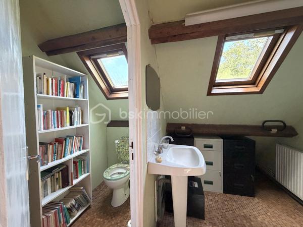 Projet immobilier à très beau potentiel pour cette maison à rénover avec possibilité d’extensions !
Située dans le quartier recherché des Metz à Jouy-en-Josas, dans un environnement calme et verdoyant, cette maison bénéficie d'une belle situation et d'un cadre de vie privilégié, à proximité des commodités.
La maison individuelle d’environ 120m² de surface utile est édifiée sur un terrain global et clos de plus de 1700m² offre un énorme potentiel d’aménagement aux gouts et aux besoins de ses futurs propriétaires.
Au rez-de-chaussée, vous découvrirez une entrée desservant la cuisine et un séjour lumineux ouvrant sur une agréable terrasse exposée Est et donnant sur le terrain arboré en arrière de la maison, idéale pour profiter des beaux jours. Ce niveau comprend également une chambre, un bureau donnant accès à l’étage, une salle de bain et douche, des toilettes indépendantes.
A l’étage, un palier pouvant faire office de bureau dessert un dressing, une salle d’eau ainsi que des toilettes indépendantes, puis en enfilade, deux très belles chambres. 
La maison dispose d’un sous-sol/cave complet avec un accès extérieur.
Un grand garage (plus de 23m²) indépendant et extensible par l’arrière, dispose d’un accès permettant de stationner, en extérieur, 2 voitures minimum sur la propriété.
L’ensemble de ce bien dispose d'un emplacement particulièrement recherché pour les familles. Les établissements réputés de Versailles, le lycée franco-allemand de Buc ainsi que le campus HEC sont facilement accessibles en bus. La proximité de Vélizy est un véritable plus. Enfin, les axes routiers majeurs : Accès rapide à l'A86 Duplex à 3 minutes et la N118, située à moins de 5 minutes, offrent un accès rapide vers Paris et les principaux pôles économiques de la région.
Ce bien est RARE car disposant d’un important potentiel du fait de son grand terrain dont une partie est forestière. Idéal pour le calme, la verdure et la fraicheur en été. 
VISITE VIRTUELLE disponible sur demande, n’hésitez pas à me contacter pour faire le point sur votre projet immobilier.
