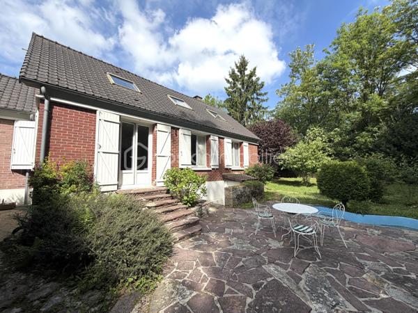 Projet immobilier à très beau potentiel pour cette maison à rénover avec possibilité d’extensions !
Située dans le quartier recherché des Metz à Jouy-en-Josas, dans un environnement calme et verdoyant, cette maison bénéficie d'une belle situation et d'un cadre de vie privilégié, à proximité des commodités.
La maison individuelle d’environ 120m² de surface utile est édifiée sur un terrain global et clos de plus de 1700m² offre un énorme potentiel d’aménagement aux gouts et aux besoins de ses futurs propriétaires.
Au rez-de-chaussée, vous découvrirez une entrée desservant la cuisine et un séjour lumineux ouvrant sur une agréable terrasse exposée Est et donnant sur le terrain arboré en arrière de la maison, idéale pour profiter des beaux jours. Ce niveau comprend également une chambre, un bureau donnant accès à l’étage, une salle de bain et douche, des toilettes indépendantes.
A l’étage, un palier pouvant faire office de bureau dessert un dressing, une salle d’eau ainsi que des toilettes indépendantes, puis en enfilade, deux très belles chambres. 
La maison dispose d’un sous-sol/cave complet avec un accès extérieur.
Un grand garage (plus de 23m²) indépendant et extensible par l’arrière, dispose d’un accès permettant de stationner, en extérieur, 2 voitures minimum sur la propriété.
L’ensemble de ce bien dispose d'un emplacement particulièrement recherché pour les familles. Les établissements réputés de Versailles, le lycée franco-allemand de Buc ainsi que le campus HEC sont facilement accessibles en bus. La proximité de Vélizy est un véritable plus. Enfin, les axes routiers majeurs : Accès rapide à l'A86 Duplex à 3 minutes et la N118, située à moins de 5 minutes, offrent un accès rapide vers Paris et les principaux pôles économiques de la région.
Ce bien est RARE car disposant d’un important potentiel du fait de son grand terrain dont une partie est forestière. Idéal pour le calme, la verdure et la fraicheur en été. 
VISITE VIRTUELLE disponible sur demande, n’hésitez pas à me contacter pour faire le point sur votre projet immobilier.