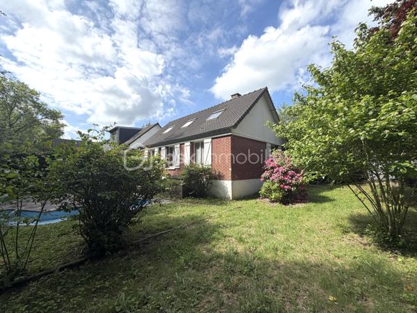 Projet immobilier à très beau potentiel pour cette maison à rénover avec possibilité d’extensions !
Située dans le quartier recherché des Metz à Jouy-en-Josas, dans un environnement calme et verdoyant, cette maison bénéficie d'une belle situation et d'un cadre de vie privilégié, à proximité des commodités.
La maison individuelle d’environ 120m² de surface utile est édifiée sur un terrain global et clos de plus de 1700m² offre un énorme potentiel d’aménagement aux gouts et aux besoins de ses futurs propriétaires.
Au rez-de-chaussée, vous découvrirez une entrée desservant la cuisine et un séjour lumineux ouvrant sur une agréable terrasse exposée Est et donnant sur le terrain arboré en arrière de la maison, idéale pour profiter des beaux jours. Ce niveau comprend également une chambre, un bureau donnant accès à l’étage, une salle de bain et douche, des toilettes indépendantes.
A l’étage, un palier pouvant faire office de bureau dessert un dressing, une salle d’eau ainsi que des toilettes indépendantes, puis en enfilade, deux très belles chambres. 
La maison dispose d’un sous-sol/cave complet avec un accès extérieur.
Un grand garage (plus de 23m²) indépendant et extensible par l’arrière, dispose d’un accès permettant de stationner, en extérieur, 2 voitures minimum sur la propriété.
L’ensemble de ce bien dispose d'un emplacement particulièrement recherché pour les familles. Les établissements réputés de Versailles, le lycée franco-allemand de Buc ainsi que le campus HEC sont facilement accessibles en bus. La proximité de Vélizy est un véritable plus. Enfin, les axes routiers majeurs : Accès rapide à l'A86 Duplex à 3 minutes et la N118, située à moins de 5 minutes, offrent un accès rapide vers Paris et les principaux pôles économiques de la région.
Ce bien est RARE car disposant d’un important potentiel du fait de son grand terrain dont une partie est forestière. Idéal pour le calme, la verdure et la fraicheur en été. 
VISITE VIRTUELLE disponible sur demande, n’hésitez pas à me contacter pour faire le point sur votre projet immobilier.
