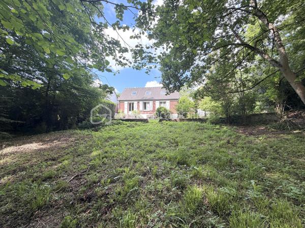 Projet immobilier à très beau potentiel pour cette maison à rénover avec possibilité d’extensions !
Située dans le quartier recherché des Metz à Jouy-en-Josas, dans un environnement calme et verdoyant, cette maison bénéficie d'une belle situation et d'un cadre de vie privilégié, à proximité des commodités.
La maison individuelle d’environ 120m² de surface utile est édifiée sur un terrain global et clos de plus de 1700m² offre un énorme potentiel d’aménagement aux gouts et aux besoins de ses futurs propriétaires.
Au rez-de-chaussée, vous découvrirez une entrée desservant la cuisine et un séjour lumineux ouvrant sur une agréable terrasse exposée Est et donnant sur le terrain arboré en arrière de la maison, idéale pour profiter des beaux jours. Ce niveau comprend également une chambre, un bureau donnant accès à l’étage, une salle de bain et douche, des toilettes indépendantes.
A l’étage, un palier pouvant faire office de bureau dessert un dressing, une salle d’eau ainsi que des toilettes indépendantes, puis en enfilade, deux très belles chambres. 
La maison dispose d’un sous-sol/cave complet avec un accès extérieur.
Un grand garage (plus de 23m²) indépendant et extensible par l’arrière, dispose d’un accès permettant de stationner, en extérieur, 2 voitures minimum sur la propriété.
L’ensemble de ce bien dispose d'un emplacement particulièrement recherché pour les familles. Les établissements réputés de Versailles, le lycée franco-allemand de Buc ainsi que le campus HEC sont facilement accessibles en bus. La proximité de Vélizy est un véritable plus. Enfin, les axes routiers majeurs : Accès rapide à l'A86 Duplex à 3 minutes et la N118, située à moins de 5 minutes, offrent un accès rapide vers Paris et les principaux pôles économiques de la région.
Ce bien est RARE car disposant d’un important potentiel du fait de son grand terrain dont une partie est forestière. Idéal pour le calme, la verdure et la fraicheur en été. 
VISITE VIRTUELLE disponible sur demande, n’hésitez pas à me contacter pour faire le point sur votre projet immobilier.