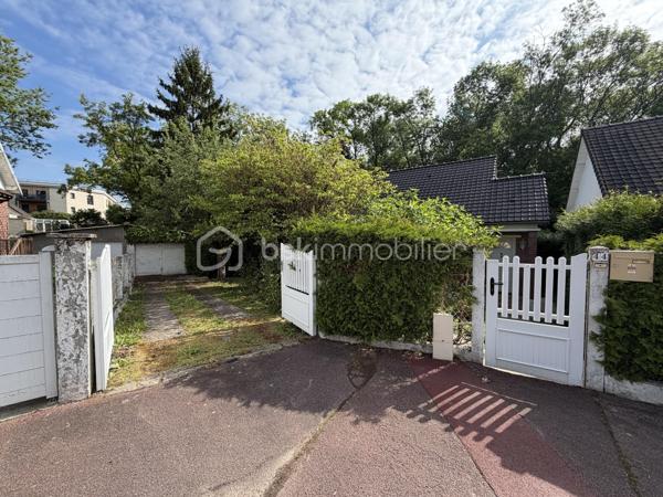 Projet immobilier à très beau potentiel pour cette maison à rénover avec possibilité d’extensions !
Située dans le quartier recherché des Metz à Jouy-en-Josas, dans un environnement calme et verdoyant, cette maison bénéficie d'une belle situation et d'un cadre de vie privilégié, à proximité des commodités.
La maison individuelle d’environ 120m² de surface utile est édifiée sur un terrain global et clos de plus de 1700m² offre un énorme potentiel d’aménagement aux gouts et aux besoins de ses futurs propriétaires.
Au rez-de-chaussée, vous découvrirez une entrée desservant la cuisine et un séjour lumineux ouvrant sur une agréable terrasse exposée Est et donnant sur le terrain arboré en arrière de la maison, idéale pour profiter des beaux jours. Ce niveau comprend également une chambre, un bureau donnant accès à l’étage, une salle de bain et douche, des toilettes indépendantes.
A l’étage, un palier pouvant faire office de bureau dessert un dressing, une salle d’eau ainsi que des toilettes indépendantes, puis en enfilade, deux très belles chambres. 
La maison dispose d’un sous-sol/cave complet avec un accès extérieur.
Un grand garage (plus de 23m²) indépendant et extensible par l’arrière, dispose d’un accès permettant de stationner, en extérieur, 2 voitures minimum sur la propriété.
L’ensemble de ce bien dispose d'un emplacement particulièrement recherché pour les familles. Les établissements réputés de Versailles, le lycée franco-allemand de Buc ainsi que le campus HEC sont facilement accessibles en bus. La proximité de Vélizy est un véritable plus. Enfin, les axes routiers majeurs : Accès rapide à l'A86 Duplex à 3 minutes et la N118, située à moins de 5 minutes, offrent un accès rapide vers Paris et les principaux pôles économiques de la région.
Ce bien est RARE car disposant d’un important potentiel du fait de son grand terrain dont une partie est forestière. Idéal pour le calme, la verdure et la fraicheur en été. 
VISITE VIRTUELLE disponible sur demande, n’hésitez pas à me contacter pour faire le point sur votre projet immobilier.