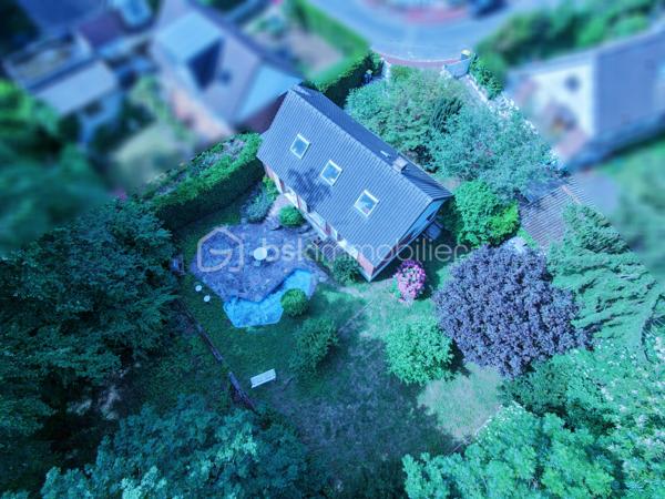 Projet immobilier à très beau potentiel pour cette maison à rénover avec possibilité d’extensions !
Située dans le quartier recherché des Metz à Jouy-en-Josas, dans un environnement calme et verdoyant, cette maison bénéficie d'une belle situation et d'un cadre de vie privilégié, à proximité des commodités.
La maison individuelle d’environ 120m² de surface utile est édifiée sur un terrain global et clos de plus de 1700m² offre un énorme potentiel d’aménagement aux gouts et aux besoins de ses futurs propriétaires.
Au rez-de-chaussée, vous découvrirez une entrée desservant la cuisine et un séjour lumineux ouvrant sur une agréable terrasse exposée Est et donnant sur le terrain arboré en arrière de la maison, idéale pour profiter des beaux jours. Ce niveau comprend également une chambre, un bureau donnant accès à l’étage, une salle de bain et douche, des toilettes indépendantes.
A l’étage, un palier pouvant faire office de bureau dessert un dressing, une salle d’eau ainsi que des toilettes indépendantes, puis en enfilade, deux très belles chambres. 
La maison dispose d’un sous-sol/cave complet avec un accès extérieur.
Un grand garage (plus de 23m²) indépendant et extensible par l’arrière, dispose d’un accès permettant de stationner, en extérieur, 2 voitures minimum sur la propriété.
L’ensemble de ce bien dispose d'un emplacement particulièrement recherché pour les familles. Les établissements réputés de Versailles, le lycée franco-allemand de Buc ainsi que le campus HEC sont facilement accessibles en bus. La proximité de Vélizy est un véritable plus. Enfin, les axes routiers majeurs : Accès rapide à l'A86 Duplex à 3 minutes et la N118, située à moins de 5 minutes, offrent un accès rapide vers Paris et les principaux pôles économiques de la région.
Ce bien est RARE car disposant d’un important potentiel du fait de son grand terrain dont une partie est forestière. Idéal pour le calme, la verdure et la fraicheur en été. 
VISITE VIRTUELLE disponible sur demande, n’hésitez pas à me contacter pour faire le point sur votre projet immobilier.