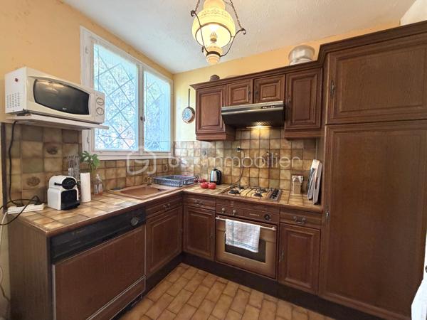 Projet immobilier à très beau potentiel pour cette maison à rénover avec possibilité d’extensions !
Située dans le quartier recherché des Metz à Jouy-en-Josas, dans un environnement calme et verdoyant, cette maison bénéficie d'une belle situation et d'un cadre de vie privilégié, à proximité des commodités.
La maison individuelle d’environ 120m² de surface utile est édifiée sur un terrain global et clos de plus de 1700m² offre un énorme potentiel d’aménagement aux gouts et aux besoins de ses futurs propriétaires.
Au rez-de-chaussée, vous découvrirez une entrée desservant la cuisine et un séjour lumineux ouvrant sur une agréable terrasse exposée Est et donnant sur le terrain arboré en arrière de la maison, idéale pour profiter des beaux jours. Ce niveau comprend également une chambre, un bureau donnant accès à l’étage, une salle de bain et douche, des toilettes indépendantes.
A l’étage, un palier pouvant faire office de bureau dessert un dressing, une salle d’eau ainsi que des toilettes indépendantes, puis en enfilade, deux très belles chambres. 
La maison dispose d’un sous-sol/cave complet avec un accès extérieur.
Un grand garage (plus de 23m²) indépendant et extensible par l’arrière, dispose d’un accès permettant de stationner, en extérieur, 2 voitures minimum sur la propriété.
L’ensemble de ce bien dispose d'un emplacement particulièrement recherché pour les familles. Les établissements réputés de Versailles, le lycée franco-allemand de Buc ainsi que le campus HEC sont facilement accessibles en bus. La proximité de Vélizy est un véritable plus. Enfin, les axes routiers majeurs : Accès rapide à l'A86 Duplex à 3 minutes et la N118, située à moins de 5 minutes, offrent un accès rapide vers Paris et les principaux pôles économiques de la région.
Ce bien est RARE car disposant d’un important potentiel du fait de son grand terrain dont une partie est forestière. Idéal pour le calme, la verdure et la fraicheur en été. 
VISITE VIRTUELLE disponible sur demande, n’hésitez pas à me contacter pour faire le point sur votre projet immobilier.