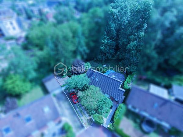 Projet immobilier à très beau potentiel pour cette maison à rénover avec possibilité d’extensions !
Située dans le quartier recherché des Metz à Jouy-en-Josas, dans un environnement calme et verdoyant, cette maison bénéficie d'une belle situation et d'un cadre de vie privilégié, à proximité des commodités.
La maison individuelle d’environ 120m² de surface utile est édifiée sur un terrain global et clos de plus de 1700m² offre un énorme potentiel d’aménagement aux gouts et aux besoins de ses futurs propriétaires.
Au rez-de-chaussée, vous découvrirez une entrée desservant la cuisine et un séjour lumineux ouvrant sur une agréable terrasse exposée Est et donnant sur le terrain arboré en arrière de la maison, idéale pour profiter des beaux jours. Ce niveau comprend également une chambre, un bureau donnant accès à l’étage, une salle de bain et douche, des toilettes indépendantes.
A l’étage, un palier pouvant faire office de bureau dessert un dressing, une salle d’eau ainsi que des toilettes indépendantes, puis en enfilade, deux très belles chambres. 
La maison dispose d’un sous-sol/cave complet avec un accès extérieur.
Un grand garage (plus de 23m²) indépendant et extensible par l’arrière, dispose d’un accès permettant de stationner, en extérieur, 2 voitures minimum sur la propriété.
L’ensemble de ce bien dispose d'un emplacement particulièrement recherché pour les familles. Les établissements réputés de Versailles, le lycée franco-allemand de Buc ainsi que le campus HEC sont facilement accessibles en bus. La proximité de Vélizy est un véritable plus. Enfin, les axes routiers majeurs : Accès rapide à l'A86 Duplex à 3 minutes et la N118, située à moins de 5 minutes, offrent un accès rapide vers Paris et les principaux pôles économiques de la région.
Ce bien est RARE car disposant d’un important potentiel du fait de son grand terrain dont une partie est forestière. Idéal pour le calme, la verdure et la fraicheur en été. 
VISITE VIRTUELLE disponible sur demande, n’hésitez pas à me contacter pour faire le point sur votre projet immobilier.
