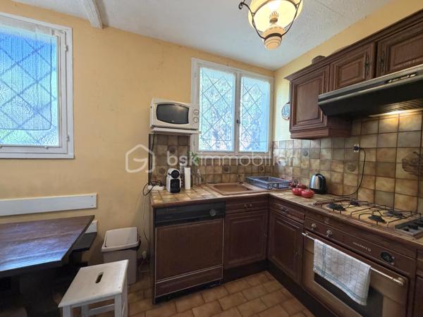 Projet immobilier à très beau potentiel pour cette maison à rénover avec possibilité d’extensions !
Située dans le quartier recherché des Metz à Jouy-en-Josas, dans un environnement calme et verdoyant, cette maison bénéficie d'une belle situation et d'un cadre de vie privilégié, à proximité des commodités.
La maison individuelle d’environ 120m² de surface utile est édifiée sur un terrain global et clos de plus de 1700m² offre un énorme potentiel d’aménagement aux gouts et aux besoins de ses futurs propriétaires.
Au rez-de-chaussée, vous découvrirez une entrée desservant la cuisine et un séjour lumineux ouvrant sur une agréable terrasse exposée Est et donnant sur le terrain arboré en arrière de la maison, idéale pour profiter des beaux jours. Ce niveau comprend également une chambre, un bureau donnant accès à l’étage, une salle de bain et douche, des toilettes indépendantes.
A l’étage, un palier pouvant faire office de bureau dessert un dressing, une salle d’eau ainsi que des toilettes indépendantes, puis en enfilade, deux très belles chambres. 
La maison dispose d’un sous-sol/cave complet avec un accès extérieur.
Un grand garage (plus de 23m²) indépendant et extensible par l’arrière, dispose d’un accès permettant de stationner, en extérieur, 2 voitures minimum sur la propriété.
L’ensemble de ce bien dispose d'un emplacement particulièrement recherché pour les familles. Les établissements réputés de Versailles, le lycée franco-allemand de Buc ainsi que le campus HEC sont facilement accessibles en bus. La proximité de Vélizy est un véritable plus. Enfin, les axes routiers majeurs : Accès rapide à l'A86 Duplex à 3 minutes et la N118, située à moins de 5 minutes, offrent un accès rapide vers Paris et les principaux pôles économiques de la région.
Ce bien est RARE car disposant d’un important potentiel du fait de son grand terrain dont une partie est forestière. Idéal pour le calme, la verdure et la fraicheur en été. 
VISITE VIRTUELLE disponible sur demande, n’hésitez pas à me contacter pour faire le point sur votre projet immobilier.