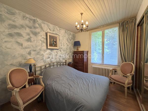 Projet immobilier à très beau potentiel pour cette maison à rénover avec possibilité d’extensions !
Située dans le quartier recherché des Metz à Jouy-en-Josas, dans un environnement calme et verdoyant, cette maison bénéficie d'une belle situation et d'un cadre de vie privilégié, à proximité des commodités.
La maison individuelle d’environ 120m² de surface utile est édifiée sur un terrain global et clos de plus de 1700m² offre un énorme potentiel d’aménagement aux gouts et aux besoins de ses futurs propriétaires.
Au rez-de-chaussée, vous découvrirez une entrée desservant la cuisine et un séjour lumineux ouvrant sur une agréable terrasse exposée Est et donnant sur le terrain arboré en arrière de la maison, idéale pour profiter des beaux jours. Ce niveau comprend également une chambre, un bureau donnant accès à l’étage, une salle de bain et douche, des toilettes indépendantes.
A l’étage, un palier pouvant faire office de bureau dessert un dressing, une salle d’eau ainsi que des toilettes indépendantes, puis en enfilade, deux très belles chambres. 
La maison dispose d’un sous-sol/cave complet avec un accès extérieur.
Un grand garage (plus de 23m²) indépendant et extensible par l’arrière, dispose d’un accès permettant de stationner, en extérieur, 2 voitures minimum sur la propriété.
L’ensemble de ce bien dispose d'un emplacement particulièrement recherché pour les familles. Les établissements réputés de Versailles, le lycée franco-allemand de Buc ainsi que le campus HEC sont facilement accessibles en bus. La proximité de Vélizy est un véritable plus. Enfin, les axes routiers majeurs : Accès rapide à l'A86 Duplex à 3 minutes et la N118, située à moins de 5 minutes, offrent un accès rapide vers Paris et les principaux pôles économiques de la région.
Ce bien est RARE car disposant d’un important potentiel du fait de son grand terrain dont une partie est forestière. Idéal pour le calme, la verdure et la fraicheur en été. 
VISITE VIRTUELLE disponible sur demande, n’hésitez pas à me contacter pour faire le point sur votre projet immobilier.