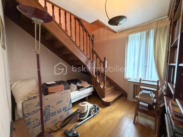 Projet immobilier à très beau potentiel pour cette maison à rénover avec possibilité d’extensions !
Située dans le quartier recherché des Metz à Jouy-en-Josas, dans un environnement calme et verdoyant, cette maison bénéficie d'une belle situation et d'un cadre de vie privilégié, à proximité des commodités.
La maison individuelle d’environ 120m² de surface utile est édifiée sur un terrain global et clos de plus de 1700m² offre un énorme potentiel d’aménagement aux gouts et aux besoins de ses futurs propriétaires.
Au rez-de-chaussée, vous découvrirez une entrée desservant la cuisine et un séjour lumineux ouvrant sur une agréable terrasse exposée Est et donnant sur le terrain arboré en arrière de la maison, idéale pour profiter des beaux jours. Ce niveau comprend également une chambre, un bureau donnant accès à l’étage, une salle de bain et douche, des toilettes indépendantes.
A l’étage, un palier pouvant faire office de bureau dessert un dressing, une salle d’eau ainsi que des toilettes indépendantes, puis en enfilade, deux très belles chambres. 
La maison dispose d’un sous-sol/cave complet avec un accès extérieur.
Un grand garage (plus de 23m²) indépendant et extensible par l’arrière, dispose d’un accès permettant de stationner, en extérieur, 2 voitures minimum sur la propriété.
L’ensemble de ce bien dispose d'un emplacement particulièrement recherché pour les familles. Les établissements réputés de Versailles, le lycée franco-allemand de Buc ainsi que le campus HEC sont facilement accessibles en bus. La proximité de Vélizy est un véritable plus. Enfin, les axes routiers majeurs : Accès rapide à l'A86 Duplex à 3 minutes et la N118, située à moins de 5 minutes, offrent un accès rapide vers Paris et les principaux pôles économiques de la région.
Ce bien est RARE car disposant d’un important potentiel du fait de son grand terrain dont une partie est forestière. Idéal pour le calme, la verdure et la fraicheur en été. 
VISITE VIRTUELLE disponible sur demande, n’hésitez pas à me contacter pour faire le point sur votre projet immobilier.