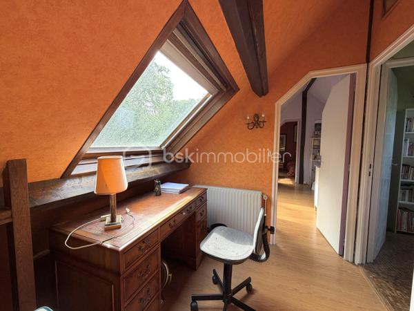 Projet immobilier à très beau potentiel pour cette maison à rénover avec possibilité d’extensions !
Située dans le quartier recherché des Metz à Jouy-en-Josas, dans un environnement calme et verdoyant, cette maison bénéficie d'une belle situation et d'un cadre de vie privilégié, à proximité des commodités.
La maison individuelle d’environ 120m² de surface utile est édifiée sur un terrain global et clos de plus de 1700m² offre un énorme potentiel d’aménagement aux gouts et aux besoins de ses futurs propriétaires.
Au rez-de-chaussée, vous découvrirez une entrée desservant la cuisine et un séjour lumineux ouvrant sur une agréable terrasse exposée Est et donnant sur le terrain arboré en arrière de la maison, idéale pour profiter des beaux jours. Ce niveau comprend également une chambre, un bureau donnant accès à l’étage, une salle de bain et douche, des toilettes indépendantes.
A l’étage, un palier pouvant faire office de bureau dessert un dressing, une salle d’eau ainsi que des toilettes indépendantes, puis en enfilade, deux très belles chambres. 
La maison dispose d’un sous-sol/cave complet avec un accès extérieur.
Un grand garage (plus de 23m²) indépendant et extensible par l’arrière, dispose d’un accès permettant de stationner, en extérieur, 2 voitures minimum sur la propriété.
L’ensemble de ce bien dispose d'un emplacement particulièrement recherché pour les familles. Les établissements réputés de Versailles, le lycée franco-allemand de Buc ainsi que le campus HEC sont facilement accessibles en bus. La proximité de Vélizy est un véritable plus. Enfin, les axes routiers majeurs : Accès rapide à l'A86 Duplex à 3 minutes et la N118, située à moins de 5 minutes, offrent un accès rapide vers Paris et les principaux pôles économiques de la région.
Ce bien est RARE car disposant d’un important potentiel du fait de son grand terrain dont une partie est forestière. Idéal pour le calme, la verdure et la fraicheur en été. 
VISITE VIRTUELLE disponible sur demande, n’hésitez pas à me contacter pour faire le point sur votre projet immobilier.