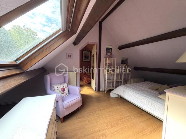 Projet immobilier à très beau potentiel pour cette maison à rénover avec possibilité d’extensions !
Située dans le quartier recherché des Metz à Jouy-en-Josas, dans un environnement calme et verdoyant, cette maison bénéficie d'une belle situation et d'un cadre de vie privilégié, à proximité des commodités.
La maison individuelle d’environ 120m² de surface utile est édifiée sur un terrain global et clos de plus de 1700m² offre un énorme potentiel d’aménagement aux gouts et aux besoins de ses futurs propriétaires.
Au rez-de-chaussée, vous découvrirez une entrée desservant la cuisine et un séjour lumineux ouvrant sur une agréable terrasse exposée Est et donnant sur le terrain arboré en arrière de la maison, idéale pour profiter des beaux jours. Ce niveau comprend également une chambre, un bureau donnant accès à l’étage, une salle de bain et douche, des toilettes indépendantes.
A l’étage, un palier pouvant faire office de bureau dessert un dressing, une salle d’eau ainsi que des toilettes indépendantes, puis en enfilade, deux très belles chambres. 
La maison dispose d’un sous-sol/cave complet avec un accès extérieur.
Un grand garage (plus de 23m²) indépendant et extensible par l’arrière, dispose d’un accès permettant de stationner, en extérieur, 2 voitures minimum sur la propriété.
L’ensemble de ce bien dispose d'un emplacement particulièrement recherché pour les familles. Les établissements réputés de Versailles, le lycée franco-allemand de Buc ainsi que le campus HEC sont facilement accessibles en bus. La proximité de Vélizy est un véritable plus. Enfin, les axes routiers majeurs : Accès rapide à l'A86 Duplex à 3 minutes et la N118, située à moins de 5 minutes, offrent un accès rapide vers Paris et les principaux pôles économiques de la région.
Ce bien est RARE car disposant d’un important potentiel du fait de son grand terrain dont une partie est forestière. Idéal pour le calme, la verdure et la fraicheur en été. 
VISITE VIRTUELLE disponible sur demande, n’hésitez pas à me contacter pour faire le point sur votre projet immobilier.
