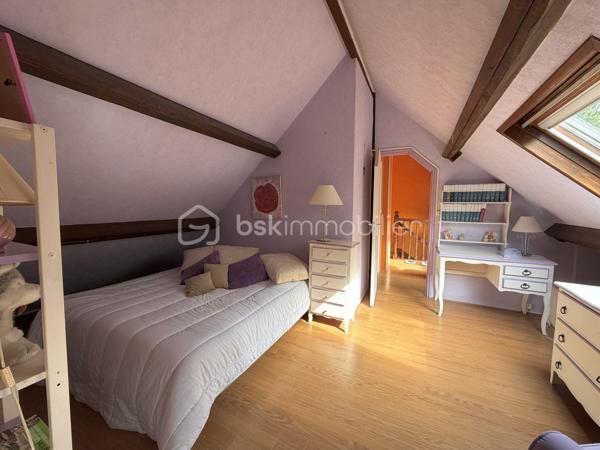 Projet immobilier à très beau potentiel pour cette maison à rénover avec possibilité d’extensions !
Située dans le quartier recherché des Metz à Jouy-en-Josas, dans un environnement calme et verdoyant, cette maison bénéficie d'une belle situation et d'un cadre de vie privilégié, à proximité des commodités.
La maison individuelle d’environ 120m² de surface utile est édifiée sur un terrain global et clos de plus de 1700m² offre un énorme potentiel d’aménagement aux gouts et aux besoins de ses futurs propriétaires.
Au rez-de-chaussée, vous découvrirez une entrée desservant la cuisine et un séjour lumineux ouvrant sur une agréable terrasse exposée Est et donnant sur le terrain arboré en arrière de la maison, idéale pour profiter des beaux jours. Ce niveau comprend également une chambre, un bureau donnant accès à l’étage, une salle de bain et douche, des toilettes indépendantes.
A l’étage, un palier pouvant faire office de bureau dessert un dressing, une salle d’eau ainsi que des toilettes indépendantes, puis en enfilade, deux très belles chambres. 
La maison dispose d’un sous-sol/cave complet avec un accès extérieur.
Un grand garage (plus de 23m²) indépendant et extensible par l’arrière, dispose d’un accès permettant de stationner, en extérieur, 2 voitures minimum sur la propriété.
L’ensemble de ce bien dispose d'un emplacement particulièrement recherché pour les familles. Les établissements réputés de Versailles, le lycée franco-allemand de Buc ainsi que le campus HEC sont facilement accessibles en bus. La proximité de Vélizy est un véritable plus. Enfin, les axes routiers majeurs : Accès rapide à l'A86 Duplex à 3 minutes et la N118, située à moins de 5 minutes, offrent un accès rapide vers Paris et les principaux pôles économiques de la région.
Ce bien est RARE car disposant d’un important potentiel du fait de son grand terrain dont une partie est forestière. Idéal pour le calme, la verdure et la fraicheur en été. 
VISITE VIRTUELLE disponible sur demande, n’hésitez pas à me contacter pour faire le point sur votre projet immobilier.