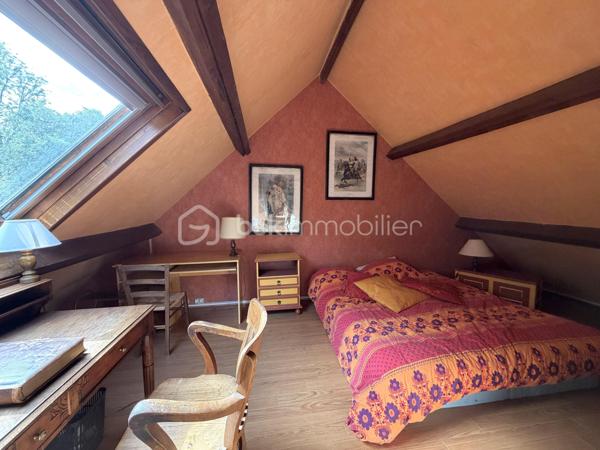 Projet immobilier à très beau potentiel pour cette maison à rénover avec possibilité d’extensions !
Située dans le quartier recherché des Metz à Jouy-en-Josas, dans un environnement calme et verdoyant, cette maison bénéficie d'une belle situation et d'un cadre de vie privilégié, à proximité des commodités.
La maison individuelle d’environ 120m² de surface utile est édifiée sur un terrain global et clos de plus de 1700m² offre un énorme potentiel d’aménagement aux gouts et aux besoins de ses futurs propriétaires.
Au rez-de-chaussée, vous découvrirez une entrée desservant la cuisine et un séjour lumineux ouvrant sur une agréable terrasse exposée Est et donnant sur le terrain arboré en arrière de la maison, idéale pour profiter des beaux jours. Ce niveau comprend également une chambre, un bureau donnant accès à l’étage, une salle de bain et douche, des toilettes indépendantes.
A l’étage, un palier pouvant faire office de bureau dessert un dressing, une salle d’eau ainsi que des toilettes indépendantes, puis en enfilade, deux très belles chambres. 
La maison dispose d’un sous-sol/cave complet avec un accès extérieur.
Un grand garage (plus de 23m²) indépendant et extensible par l’arrière, dispose d’un accès permettant de stationner, en extérieur, 2 voitures minimum sur la propriété.
L’ensemble de ce bien dispose d'un emplacement particulièrement recherché pour les familles. Les établissements réputés de Versailles, le lycée franco-allemand de Buc ainsi que le campus HEC sont facilement accessibles en bus. La proximité de Vélizy est un véritable plus. Enfin, les axes routiers majeurs : Accès rapide à l'A86 Duplex à 3 minutes et la N118, située à moins de 5 minutes, offrent un accès rapide vers Paris et les principaux pôles économiques de la région.
Ce bien est RARE car disposant d’un important potentiel du fait de son grand terrain dont une partie est forestière. Idéal pour le calme, la verdure et la fraicheur en été. 
VISITE VIRTUELLE disponible sur demande, n’hésitez pas à me contacter pour faire le point sur votre projet immobilier.