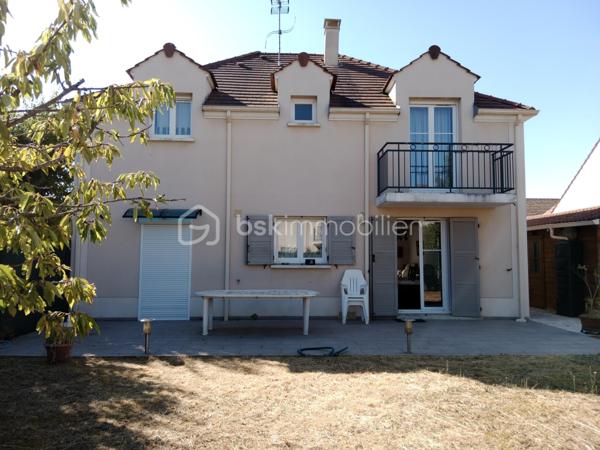 Christine Deschamps, BSK immobilier
À découvrir très rapidement, une maison individuelle sur un secteur calme et très recherché proche de toute commodité. 
Maison de 2013 .
Maison de 127 m² : elle se compose comme suit : au rez-de-chaussée, un wc, un salon salle à manger double exposition accès direct terrasse, une cuisine tout équipée aménagée, un hall d'entrée donnant sur le garage avec accès buanderie.
À l'étage, un palier desservant quatre chambres toutes équipées de dressing, dont une suite parentale avec salle de bain, 1WC indépendant, une douche.
 Pour les extérieurs, vous trouverez une magnifique terrasse ainsi qu'un chalet de 17 m² sur un terrain de 400 m².
À visiter sans tarder : les plus : climatisation  reversible sur le bas de la maison  double vitrage, volet électrique, alarme, matériaux de qualité, garage, portail motorisé ; de même que le portail du chalet motorisé aussi, aucun travaux à prévoir. 
Pour vos visites ou vos questions, je suis disponible 7 jours sur 7 au 06 12 78 84 47.