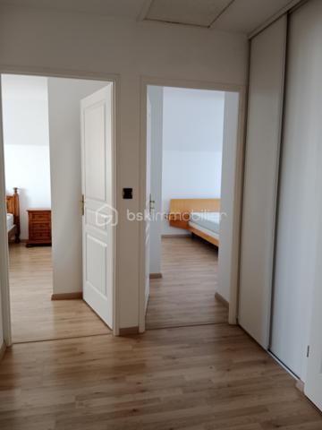 Christine Deschamps, BSK immobilier
À découvrir très rapidement, une maison individuelle sur un secteur calme et très recherché proche de toute commodité. 
Maison de 2013 .
Maison de 127 m² : elle se compose comme suit : au rez-de-chaussée, un wc, un salon salle à manger double exposition accès direct terrasse, une cuisine tout équipée aménagée, un hall d'entrée donnant sur le garage avec accès buanderie.
À l'étage, un palier desservant quatre chambres toutes équipées de dressing, dont une suite parentale avec salle de bain, 1WC indépendant, une douche.
 Pour les extérieurs, vous trouverez une magnifique terrasse ainsi qu'un chalet de 17 m² sur un terrain de 400 m².
À visiter sans tarder : les plus : climatisation  reversible sur le bas de la maison  double vitrage, volet électrique, alarme, matériaux de qualité, garage, portail motorisé ; de même que le portail du chalet motorisé aussi, aucun travaux à prévoir. 
Pour vos visites ou vos questions, je suis disponible 7 jours sur 7 au 06 12 78 84 47.