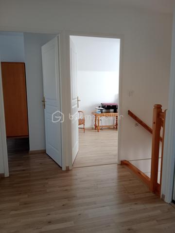 Christine Deschamps, BSK immobilier
À découvrir très rapidement, une maison individuelle sur un secteur calme et très recherché proche de toute commodité. 
Maison de 2013 .
Maison de 127 m² : elle se compose comme suit : au rez-de-chaussée, un wc, un salon salle à manger double exposition accès direct terrasse, une cuisine tout équipée aménagée, un hall d'entrée donnant sur le garage avec accès buanderie.
À l'étage, un palier desservant quatre chambres toutes équipées de dressing, dont une suite parentale avec salle de bain, 1WC indépendant, une douche.
 Pour les extérieurs, vous trouverez une magnifique terrasse ainsi qu'un chalet de 17 m² sur un terrain de 400 m².
À visiter sans tarder : les plus : climatisation  reversible sur le bas de la maison  double vitrage, volet électrique, alarme, matériaux de qualité, garage, portail motorisé ; de même que le portail du chalet motorisé aussi, aucun travaux à prévoir. 
Pour vos visites ou vos questions, je suis disponible 7 jours sur 7 au 06 12 78 84 47.