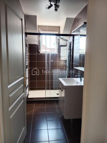 Christine Deschamps, BSK immobilier
À découvrir très rapidement, une maison individuelle sur un secteur calme et très recherché proche de toute commodité. 
Maison de 2013 .
Maison de 127 m² : elle se compose comme suit : au rez-de-chaussée, un wc, un salon salle à manger double exposition accès direct terrasse, une cuisine tout équipée aménagée, un hall d'entrée donnant sur le garage avec accès buanderie.
À l'étage, un palier desservant quatre chambres toutes équipées de dressing, dont une suite parentale avec salle de bain, 1WC indépendant, une douche.
 Pour les extérieurs, vous trouverez une magnifique terrasse ainsi qu'un chalet de 17 m² sur un terrain de 400 m².
À visiter sans tarder : les plus : climatisation  reversible sur le bas de la maison  double vitrage, volet électrique, alarme, matériaux de qualité, garage, portail motorisé ; de même que le portail du chalet motorisé aussi, aucun travaux à prévoir. 
Pour vos visites ou vos questions, je suis disponible 7 jours sur 7 au 06 12 78 84 47.
