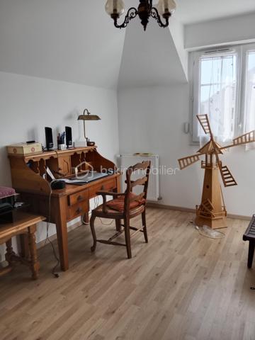 Christine Deschamps, BSK immobilier
À découvrir très rapidement, une maison individuelle sur un secteur calme et très recherché proche de toute commodité. 
Maison de 2013 .
Maison de 127 m² : elle se compose comme suit : au rez-de-chaussée, un wc, un salon salle à manger double exposition accès direct terrasse, une cuisine tout équipée aménagée, un hall d'entrée donnant sur le garage avec accès buanderie.
À l'étage, un palier desservant quatre chambres toutes équipées de dressing, dont une suite parentale avec salle de bain, 1WC indépendant, une douche.
 Pour les extérieurs, vous trouverez une magnifique terrasse ainsi qu'un chalet de 17 m² sur un terrain de 400 m².
À visiter sans tarder : les plus : climatisation  reversible sur le bas de la maison  double vitrage, volet électrique, alarme, matériaux de qualité, garage, portail motorisé ; de même que le portail du chalet motorisé aussi, aucun travaux à prévoir. 
Pour vos visites ou vos questions, je suis disponible 7 jours sur 7 au 06 12 78 84 47.