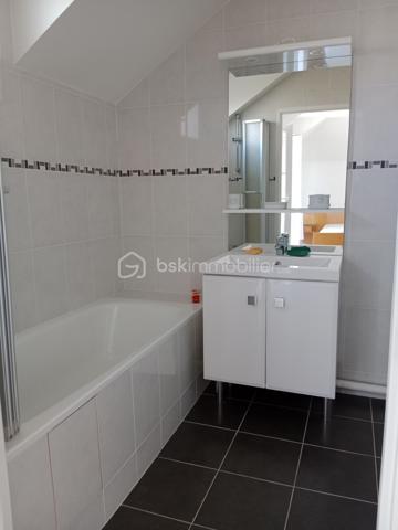 Christine Deschamps, BSK immobilier
À découvrir très rapidement, une maison individuelle sur un secteur calme et très recherché proche de toute commodité. 
Maison de 2013 .
Maison de 127 m² : elle se compose comme suit : au rez-de-chaussée, un wc, un salon salle à manger double exposition accès direct terrasse, une cuisine tout équipée aménagée, un hall d'entrée donnant sur le garage avec accès buanderie.
À l'étage, un palier desservant quatre chambres toutes équipées de dressing, dont une suite parentale avec salle de bain, 1WC indépendant, une douche.
 Pour les extérieurs, vous trouverez une magnifique terrasse ainsi qu'un chalet de 17 m² sur un terrain de 400 m².
À visiter sans tarder : les plus : climatisation  reversible sur le bas de la maison  double vitrage, volet électrique, alarme, matériaux de qualité, garage, portail motorisé ; de même que le portail du chalet motorisé aussi, aucun travaux à prévoir. 
Pour vos visites ou vos questions, je suis disponible 7 jours sur 7 au 06 12 78 84 47.
