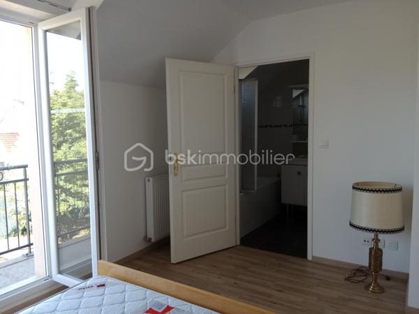 Christine Deschamps, BSK immobilier
À découvrir très rapidement, une maison individuelle sur un secteur calme et très recherché proche de toute commodité. 
Maison de 2013 .
Maison de 127 m² : elle se compose comme suit : au rez-de-chaussée, un wc, un salon salle à manger double exposition accès direct terrasse, une cuisine tout équipée aménagée, un hall d'entrée donnant sur le garage avec accès buanderie.
À l'étage, un palier desservant quatre chambres toutes équipées de dressing, dont une suite parentale avec salle de bain, 1WC indépendant, une douche.
 Pour les extérieurs, vous trouverez une magnifique terrasse ainsi qu'un chalet de 17 m² sur un terrain de 400 m².
À visiter sans tarder : les plus : climatisation  reversible sur le bas de la maison  double vitrage, volet électrique, alarme, matériaux de qualité, garage, portail motorisé ; de même que le portail du chalet motorisé aussi, aucun travaux à prévoir. 
Pour vos visites ou vos questions, je suis disponible 7 jours sur 7 au 06 12 78 84 47.