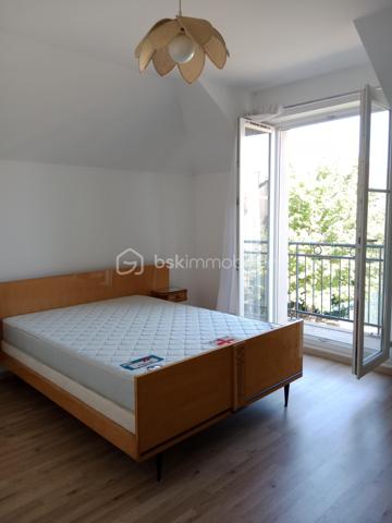Christine Deschamps, BSK immobilier
À découvrir très rapidement, une maison individuelle sur un secteur calme et très recherché proche de toute commodité. 
Maison de 2013 .
Maison de 127 m² : elle se compose comme suit : au rez-de-chaussée, un wc, un salon salle à manger double exposition accès direct terrasse, une cuisine tout équipée aménagée, un hall d'entrée donnant sur le garage avec accès buanderie.
À l'étage, un palier desservant quatre chambres toutes équipées de dressing, dont une suite parentale avec salle de bain, 1WC indépendant, une douche.
 Pour les extérieurs, vous trouverez une magnifique terrasse ainsi qu'un chalet de 17 m² sur un terrain de 400 m².
À visiter sans tarder : les plus : climatisation  reversible sur le bas de la maison  double vitrage, volet électrique, alarme, matériaux de qualité, garage, portail motorisé ; de même que le portail du chalet motorisé aussi, aucun travaux à prévoir. 
Pour vos visites ou vos questions, je suis disponible 7 jours sur 7 au 06 12 78 84 47.