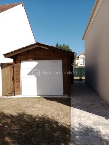 Christine Deschamps, BSK immobilier
À découvrir très rapidement, une maison individuelle sur un secteur calme et très recherché proche de toute commodité. 
Maison de 2013 .
Maison de 127 m² : elle se compose comme suit : au rez-de-chaussée, un wc, un salon salle à manger double exposition accès direct terrasse, une cuisine tout équipée aménagée, un hall d'entrée donnant sur le garage avec accès buanderie.
À l'étage, un palier desservant quatre chambres toutes équipées de dressing, dont une suite parentale avec salle de bain, 1WC indépendant, une douche.
 Pour les extérieurs, vous trouverez une magnifique terrasse ainsi qu'un chalet de 17 m² sur un terrain de 400 m².
À visiter sans tarder : les plus : climatisation  reversible sur le bas de la maison  double vitrage, volet électrique, alarme, matériaux de qualité, garage, portail motorisé ; de même que le portail du chalet motorisé aussi, aucun travaux à prévoir. 
Pour vos visites ou vos questions, je suis disponible 7 jours sur 7 au 06 12 78 84 47.