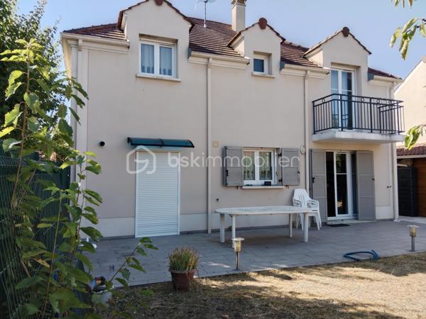 Christine Deschamps, BSK immobilier
À découvrir très rapidement, une maison individuelle sur un secteur calme et très recherché proche de toute commodité. 
Maison de 2013 .
Maison de 127 m² : elle se compose comme suit : au rez-de-chaussée, un wc, un salon salle à manger double exposition accès direct terrasse, une cuisine tout équipée aménagée, un hall d'entrée donnant sur le garage avec accès buanderie.
À l'étage, un palier desservant quatre chambres toutes équipées de dressing, dont une suite parentale avec salle de bain, 1WC indépendant, une douche.
 Pour les extérieurs, vous trouverez une magnifique terrasse ainsi qu'un chalet de 17 m² sur un terrain de 400 m².
À visiter sans tarder : les plus : climatisation  reversible sur le bas de la maison  double vitrage, volet électrique, alarme, matériaux de qualité, garage, portail motorisé ; de même que le portail du chalet motorisé aussi, aucun travaux à prévoir. 
Pour vos visites ou vos questions, je suis disponible 7 jours sur 7 au 06 12 78 84 47.