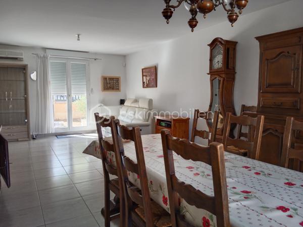 Christine Deschamps, BSK immobilier
À découvrir très rapidement, une maison individuelle sur un secteur calme et très recherché proche de toute commodité. 
Maison de 2013 .
Maison de 127 m² : elle se compose comme suit : au rez-de-chaussée, un wc, un salon salle à manger double exposition accès direct terrasse, une cuisine tout équipée aménagée, un hall d'entrée donnant sur le garage avec accès buanderie.
À l'étage, un palier desservant quatre chambres toutes équipées de dressing, dont une suite parentale avec salle de bain, 1WC indépendant, une douche.
 Pour les extérieurs, vous trouverez une magnifique terrasse ainsi qu'un chalet de 17 m² sur un terrain de 400 m².
À visiter sans tarder : les plus : climatisation  reversible sur le bas de la maison  double vitrage, volet électrique, alarme, matériaux de qualité, garage, portail motorisé ; de même que le portail du chalet motorisé aussi, aucun travaux à prévoir. 
Pour vos visites ou vos questions, je suis disponible 7 jours sur 7 au 06 12 78 84 47.