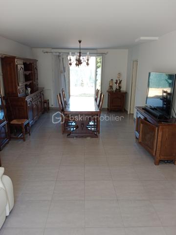 Christine Deschamps, BSK immobilier
À découvrir très rapidement, une maison individuelle sur un secteur calme et très recherché proche de toute commodité. 
Maison de 2013 .
Maison de 127 m² : elle se compose comme suit : au rez-de-chaussée, un wc, un salon salle à manger double exposition accès direct terrasse, une cuisine tout équipée aménagée, un hall d'entrée donnant sur le garage avec accès buanderie.
À l'étage, un palier desservant quatre chambres toutes équipées de dressing, dont une suite parentale avec salle de bain, 1WC indépendant, une douche.
 Pour les extérieurs, vous trouverez une magnifique terrasse ainsi qu'un chalet de 17 m² sur un terrain de 400 m².
À visiter sans tarder : les plus : climatisation  reversible sur le bas de la maison  double vitrage, volet électrique, alarme, matériaux de qualité, garage, portail motorisé ; de même que le portail du chalet motorisé aussi, aucun travaux à prévoir. 
Pour vos visites ou vos questions, je suis disponible 7 jours sur 7 au 06 12 78 84 47.