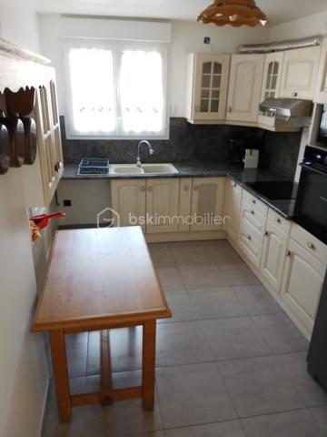 Christine Deschamps, BSK immobilier
À découvrir très rapidement, une maison individuelle sur un secteur calme et très recherché proche de toute commodité. 
Maison de 2013 .
Maison de 127 m² : elle se compose comme suit : au rez-de-chaussée, un wc, un salon salle à manger double exposition accès direct terrasse, une cuisine tout équipée aménagée, un hall d'entrée donnant sur le garage avec accès buanderie.
À l'étage, un palier desservant quatre chambres toutes équipées de dressing, dont une suite parentale avec salle de bain, 1WC indépendant, une douche.
 Pour les extérieurs, vous trouverez une magnifique terrasse ainsi qu'un chalet de 17 m² sur un terrain de 400 m².
À visiter sans tarder : les plus : climatisation  reversible sur le bas de la maison  double vitrage, volet électrique, alarme, matériaux de qualité, garage, portail motorisé ; de même que le portail du chalet motorisé aussi, aucun travaux à prévoir. 
Pour vos visites ou vos questions, je suis disponible 7 jours sur 7 au 06 12 78 84 47.