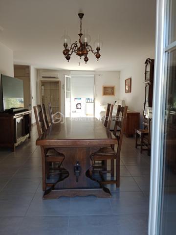 Christine Deschamps, BSK immobilier
À découvrir très rapidement, une maison individuelle sur un secteur calme et très recherché proche de toute commodité. 
Maison de 2013 .
Maison de 127 m² : elle se compose comme suit : au rez-de-chaussée, un wc, un salon salle à manger double exposition accès direct terrasse, une cuisine tout équipée aménagée, un hall d'entrée donnant sur le garage avec accès buanderie.
À l'étage, un palier desservant quatre chambres toutes équipées de dressing, dont une suite parentale avec salle de bain, 1WC indépendant, une douche.
 Pour les extérieurs, vous trouverez une magnifique terrasse ainsi qu'un chalet de 17 m² sur un terrain de 400 m².
À visiter sans tarder : les plus : climatisation  reversible sur le bas de la maison  double vitrage, volet électrique, alarme, matériaux de qualité, garage, portail motorisé ; de même que le portail du chalet motorisé aussi, aucun travaux à prévoir. 
Pour vos visites ou vos questions, je suis disponible 7 jours sur 7 au 06 12 78 84 47.