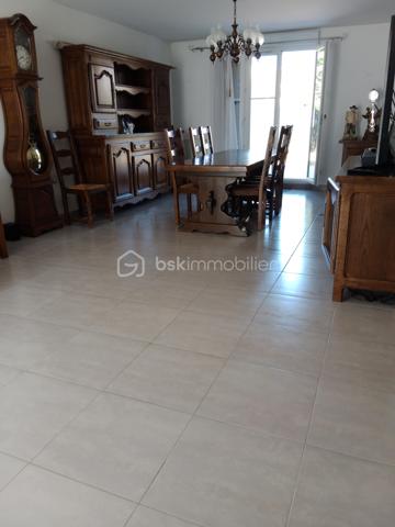 Christine Deschamps, BSK immobilier
À découvrir très rapidement, une maison individuelle sur un secteur calme et très recherché proche de toute commodité. 
Maison de 2013 .
Maison de 127 m² : elle se compose comme suit : au rez-de-chaussée, un wc, un salon salle à manger double exposition accès direct terrasse, une cuisine tout équipée aménagée, un hall d'entrée donnant sur le garage avec accès buanderie.
À l'étage, un palier desservant quatre chambres toutes équipées de dressing, dont une suite parentale avec salle de bain, 1WC indépendant, une douche.
 Pour les extérieurs, vous trouverez une magnifique terrasse ainsi qu'un chalet de 17 m² sur un terrain de 400 m².
À visiter sans tarder : les plus : climatisation  reversible sur le bas de la maison  double vitrage, volet électrique, alarme, matériaux de qualité, garage, portail motorisé ; de même que le portail du chalet motorisé aussi, aucun travaux à prévoir. 
Pour vos visites ou vos questions, je suis disponible 7 jours sur 7 au 06 12 78 84 47.