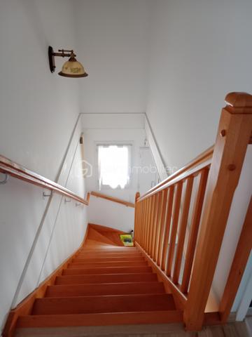 Christine Deschamps, BSK immobilier
À découvrir très rapidement, une maison individuelle sur un secteur calme et très recherché proche de toute commodité. 
Maison de 2013 .
Maison de 127 m² : elle se compose comme suit : au rez-de-chaussée, un wc, un salon salle à manger double exposition accès direct terrasse, une cuisine tout équipée aménagée, un hall d'entrée donnant sur le garage avec accès buanderie.
À l'étage, un palier desservant quatre chambres toutes équipées de dressing, dont une suite parentale avec salle de bain, 1WC indépendant, une douche.
 Pour les extérieurs, vous trouverez une magnifique terrasse ainsi qu'un chalet de 17 m² sur un terrain de 400 m².
À visiter sans tarder : les plus : climatisation  reversible sur le bas de la maison  double vitrage, volet électrique, alarme, matériaux de qualité, garage, portail motorisé ; de même que le portail du chalet motorisé aussi, aucun travaux à prévoir. 
Pour vos visites ou vos questions, je suis disponible 7 jours sur 7 au 06 12 78 84 47.