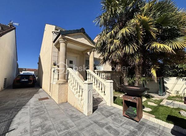 Découvrez une oasis de sérénité nichée au cœur de l'urbanité ! 
Cette maison lumineuse, construite en 2003, se distingue par sa vastitude de 110 m² habitable sur une parcelle de 500 m2 sans vis à vis où se conjuguent confort moderne et espace généreux. 
Parfaitement pensée, elle offre 3 pièces bien agencées. Imaginez un séjour baigné de lumière, des matériaux de qualité, et un environnement où chaque détail compte.
Au rez-de-chaussée vous découvrirez une magnifique cuisine toute équipée récente ouverte sur la salle à manger, au fond un beau séjour lumineux avec sa baie vitrée, et une salle de bain avec WC
A l'étage vous trouverez 2 chambres avec placards encastrés
Côté extérieur, un bel espace pour profiter de belles journées d'été avec un chalet équipée d'un poêle et d'une cuisine équipée
Idéale pour les jeunes ados ou famille intergénérationnelle, une dépendance avec sa pièce de vie et une salle d'eau complète ce bien 
Profitez d'un cadre de vie alliant l'apaisement au dynamisme de la ville, avec toutes les commodités à portée de main. Ne ratez pas cette opportunité unique orchestrée par STÉPHANIE VISINI!