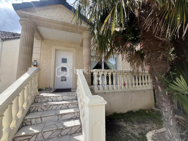 Découvrez une oasis de sérénité nichée au cœur de l'urbanité ! 
Cette maison lumineuse, construite en 2003, se distingue par sa vastitude de 110 m² habitable sur une parcelle de 500 m2 sans vis à vis où se conjuguent confort moderne et espace généreux. 
Parfaitement pensée, elle offre 3 pièces bien agencées. Imaginez un séjour baigné de lumière, des matériaux de qualité, et un environnement où chaque détail compte.
Au rez-de-chaussée vous découvrirez une magnifique cuisine toute équipée récente ouverte sur la salle à manger, au fond un beau séjour lumineux avec sa baie vitrée, et une salle de bain avec WC
A l'étage vous trouverez 2 chambres avec placards encastrés
Côté extérieur, un bel espace pour profiter de belles journées d'été avec un chalet équipée d'un poêle et d'une cuisine équipée
Idéale pour les jeunes ados ou famille intergénérationnelle, une dépendance avec sa pièce de vie et une salle d'eau complète ce bien 
Profitez d'un cadre de vie alliant l'apaisement au dynamisme de la ville, avec toutes les commodités à portée de main. Ne ratez pas cette opportunité unique orchestrée par STÉPHANIE VISINI!