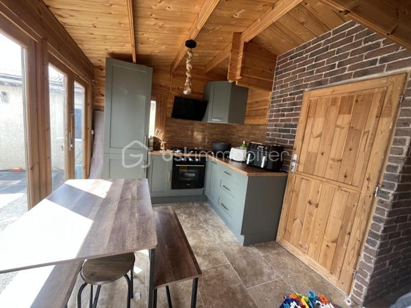 Découvrez une oasis de sérénité nichée au cœur de l'urbanité ! 
Cette maison lumineuse, construite en 2003, se distingue par sa vastitude de 110 m² habitable sur une parcelle de 500 m2 sans vis à vis où se conjuguent confort moderne et espace généreux. 
Parfaitement pensée, elle offre 3 pièces bien agencées. Imaginez un séjour baigné de lumière, des matériaux de qualité, et un environnement où chaque détail compte.
Au rez-de-chaussée vous découvrirez une magnifique cuisine toute équipée récente ouverte sur la salle à manger, au fond un beau séjour lumineux avec sa baie vitrée, et une salle de bain avec WC
A l'étage vous trouverez 2 chambres avec placards encastrés
Côté extérieur, un bel espace pour profiter de belles journées d'été avec un chalet équipée d'un poêle et d'une cuisine équipée
Idéale pour les jeunes ados ou famille intergénérationnelle, une dépendance avec sa pièce de vie et une salle d'eau complète ce bien 
Profitez d'un cadre de vie alliant l'apaisement au dynamisme de la ville, avec toutes les commodités à portée de main. Ne ratez pas cette opportunité unique orchestrée par STÉPHANIE VISINI!