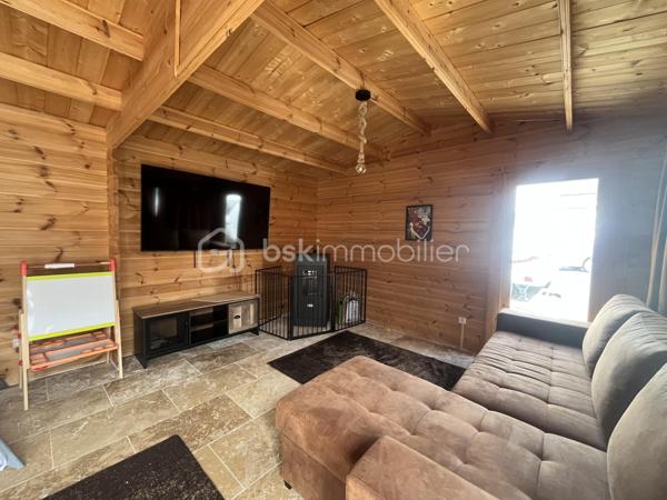 Découvrez une oasis de sérénité nichée au cœur de l'urbanité ! 
Cette maison lumineuse, construite en 2003, se distingue par sa vastitude de 110 m² habitable sur une parcelle de 500 m2 sans vis à vis où se conjuguent confort moderne et espace généreux. 
Parfaitement pensée, elle offre 3 pièces bien agencées. Imaginez un séjour baigné de lumière, des matériaux de qualité, et un environnement où chaque détail compte.
Au rez-de-chaussée vous découvrirez une magnifique cuisine toute équipée récente ouverte sur la salle à manger, au fond un beau séjour lumineux avec sa baie vitrée, et une salle de bain avec WC
A l'étage vous trouverez 2 chambres avec placards encastrés
Côté extérieur, un bel espace pour profiter de belles journées d'été avec un chalet équipée d'un poêle et d'une cuisine équipée
Idéale pour les jeunes ados ou famille intergénérationnelle, une dépendance avec sa pièce de vie et une salle d'eau complète ce bien 
Profitez d'un cadre de vie alliant l'apaisement au dynamisme de la ville, avec toutes les commodités à portée de main. Ne ratez pas cette opportunité unique orchestrée par STÉPHANIE VISINI!