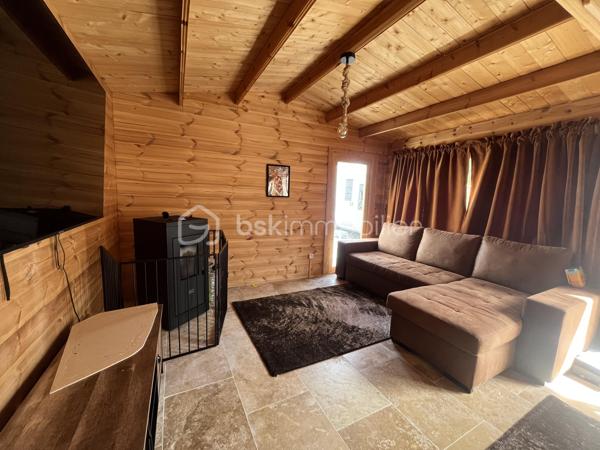 Découvrez une oasis de sérénité nichée au cœur de l'urbanité ! 
Cette maison lumineuse, construite en 2003, se distingue par sa vastitude de 110 m² habitable sur une parcelle de 500 m2 sans vis à vis où se conjuguent confort moderne et espace généreux. 
Parfaitement pensée, elle offre 3 pièces bien agencées. Imaginez un séjour baigné de lumière, des matériaux de qualité, et un environnement où chaque détail compte.
Au rez-de-chaussée vous découvrirez une magnifique cuisine toute équipée récente ouverte sur la salle à manger, au fond un beau séjour lumineux avec sa baie vitrée, et une salle de bain avec WC
A l'étage vous trouverez 2 chambres avec placards encastrés
Côté extérieur, un bel espace pour profiter de belles journées d'été avec un chalet équipée d'un poêle et d'une cuisine équipée
Idéale pour les jeunes ados ou famille intergénérationnelle, une dépendance avec sa pièce de vie et une salle d'eau complète ce bien 
Profitez d'un cadre de vie alliant l'apaisement au dynamisme de la ville, avec toutes les commodités à portée de main. Ne ratez pas cette opportunité unique orchestrée par STÉPHANIE VISINI!