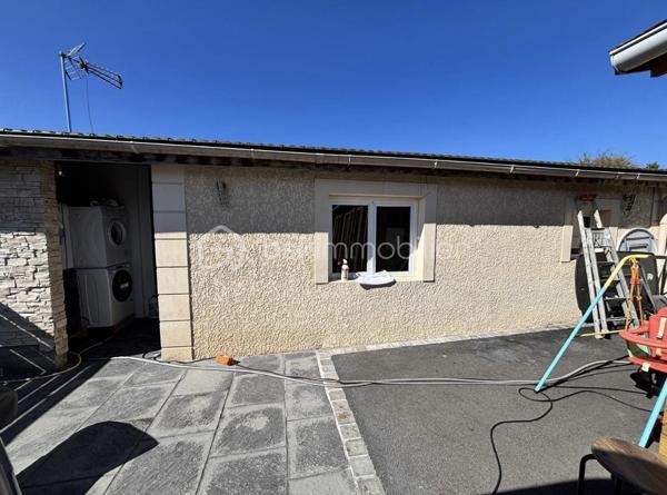 Découvrez une oasis de sérénité nichée au cœur de l'urbanité ! 
Cette maison lumineuse, construite en 2003, se distingue par sa vastitude de 110 m² habitable sur une parcelle de 500 m2 sans vis à vis où se conjuguent confort moderne et espace généreux. 
Parfaitement pensée, elle offre 3 pièces bien agencées. Imaginez un séjour baigné de lumière, des matériaux de qualité, et un environnement où chaque détail compte.
Au rez-de-chaussée vous découvrirez une magnifique cuisine toute équipée récente ouverte sur la salle à manger, au fond un beau séjour lumineux avec sa baie vitrée, et une salle de bain avec WC
A l'étage vous trouverez 2 chambres avec placards encastrés
Côté extérieur, un bel espace pour profiter de belles journées d'été avec un chalet équipée d'un poêle et d'une cuisine équipée
Idéale pour les jeunes ados ou famille intergénérationnelle, une dépendance avec sa pièce de vie et une salle d'eau complète ce bien 
Profitez d'un cadre de vie alliant l'apaisement au dynamisme de la ville, avec toutes les commodités à portée de main. Ne ratez pas cette opportunité unique orchestrée par STÉPHANIE VISINI!