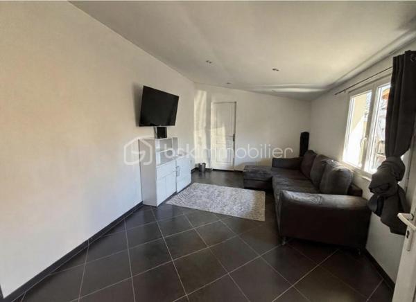 Découvrez une oasis de sérénité nichée au cœur de l'urbanité ! 
Cette maison lumineuse, construite en 2003, se distingue par sa vastitude de 110 m² habitable sur une parcelle de 500 m2 sans vis à vis où se conjuguent confort moderne et espace généreux. 
Parfaitement pensée, elle offre 3 pièces bien agencées. Imaginez un séjour baigné de lumière, des matériaux de qualité, et un environnement où chaque détail compte.
Au rez-de-chaussée vous découvrirez une magnifique cuisine toute équipée récente ouverte sur la salle à manger, au fond un beau séjour lumineux avec sa baie vitrée, et une salle de bain avec WC
A l'étage vous trouverez 2 chambres avec placards encastrés
Côté extérieur, un bel espace pour profiter de belles journées d'été avec un chalet équipée d'un poêle et d'une cuisine équipée
Idéale pour les jeunes ados ou famille intergénérationnelle, une dépendance avec sa pièce de vie et une salle d'eau complète ce bien 
Profitez d'un cadre de vie alliant l'apaisement au dynamisme de la ville, avec toutes les commodités à portée de main. Ne ratez pas cette opportunité unique orchestrée par STÉPHANIE VISINI!
