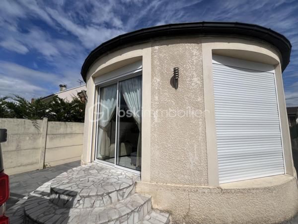 Découvrez une oasis de sérénité nichée au cœur de l'urbanité ! 
Cette maison lumineuse, construite en 2003, se distingue par sa vastitude de 110 m² habitable sur une parcelle de 500 m2 sans vis à vis où se conjuguent confort moderne et espace généreux. 
Parfaitement pensée, elle offre 3 pièces bien agencées. Imaginez un séjour baigné de lumière, des matériaux de qualité, et un environnement où chaque détail compte.
Au rez-de-chaussée vous découvrirez une magnifique cuisine toute équipée récente ouverte sur la salle à manger, au fond un beau séjour lumineux avec sa baie vitrée, et une salle de bain avec WC
A l'étage vous trouverez 2 chambres avec placards encastrés
Côté extérieur, un bel espace pour profiter de belles journées d'été avec un chalet équipée d'un poêle et d'une cuisine équipée
Idéale pour les jeunes ados ou famille intergénérationnelle, une dépendance avec sa pièce de vie et une salle d'eau complète ce bien 
Profitez d'un cadre de vie alliant l'apaisement au dynamisme de la ville, avec toutes les commodités à portée de main. Ne ratez pas cette opportunité unique orchestrée par STÉPHANIE VISINI!