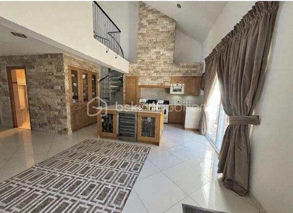 Découvrez une oasis de sérénité nichée au cœur de l'urbanité ! 
Cette maison lumineuse, construite en 2003, se distingue par sa vastitude de 110 m² habitable sur une parcelle de 500 m2 sans vis à vis où se conjuguent confort moderne et espace généreux. 
Parfaitement pensée, elle offre 3 pièces bien agencées. Imaginez un séjour baigné de lumière, des matériaux de qualité, et un environnement où chaque détail compte.
Au rez-de-chaussée vous découvrirez une magnifique cuisine toute équipée récente ouverte sur la salle à manger, au fond un beau séjour lumineux avec sa baie vitrée, et une salle de bain avec WC
A l'étage vous trouverez 2 chambres avec placards encastrés
Côté extérieur, un bel espace pour profiter de belles journées d'été avec un chalet équipée d'un poêle et d'une cuisine équipée
Idéale pour les jeunes ados ou famille intergénérationnelle, une dépendance avec sa pièce de vie et une salle d'eau complète ce bien 
Profitez d'un cadre de vie alliant l'apaisement au dynamisme de la ville, avec toutes les commodités à portée de main. Ne ratez pas cette opportunité unique orchestrée par STÉPHANIE VISINI!